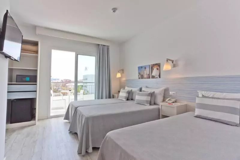 اتاق استاندارد سه نفره, Fergus Club Pineda Splash