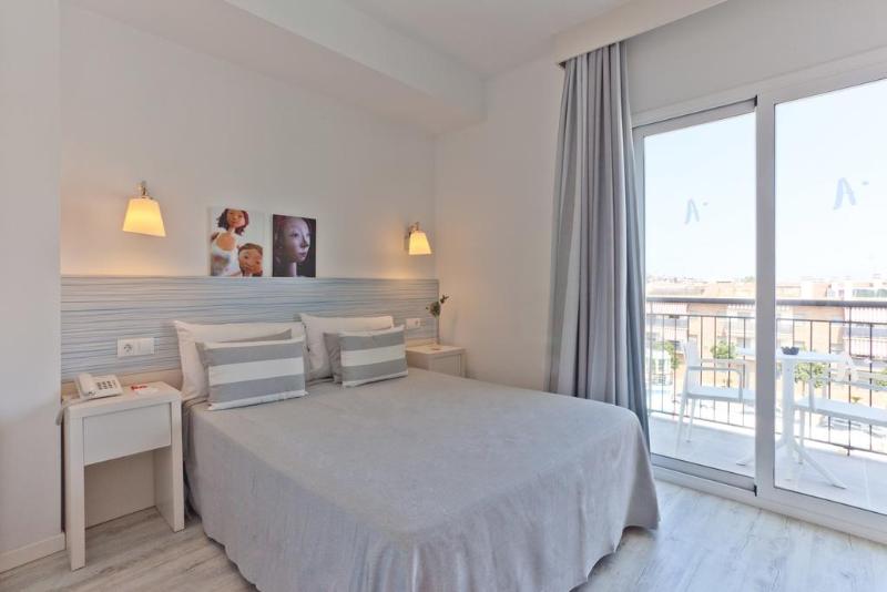 اتاق استاندارد با چشم‌انداز استخر, Fergus Club Pineda Splash