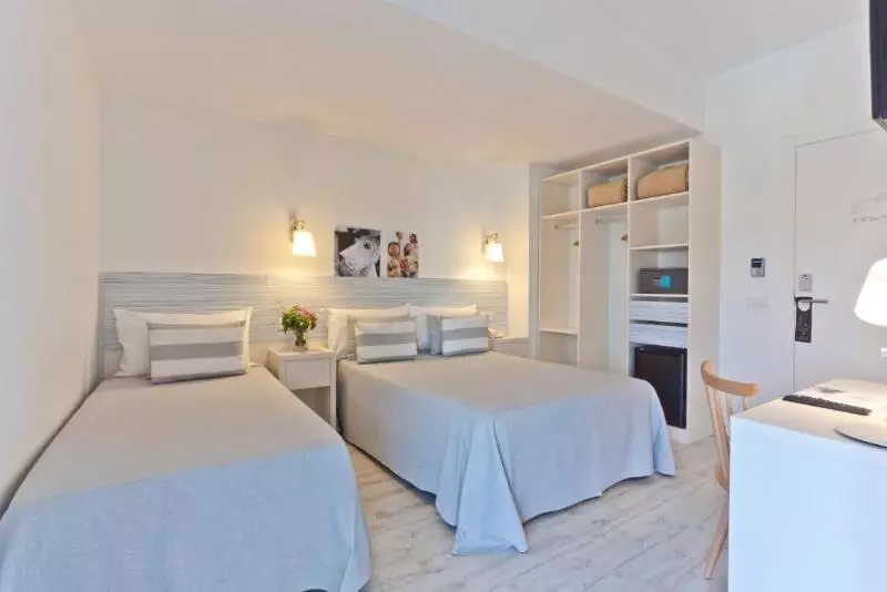 اتاق استاندارد سه تخته با چشم‌انداز استخر, Fergus Club Pineda Splash
