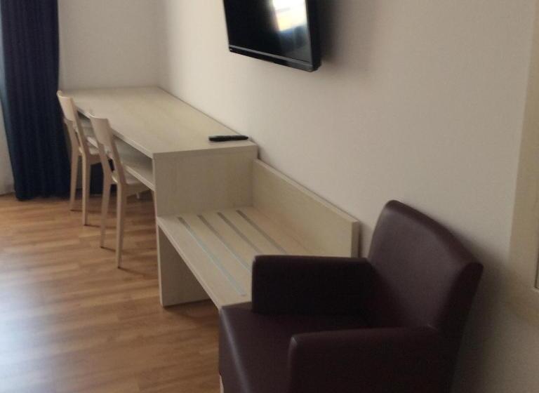 اتاق استاندارد چهار تخته, Canet