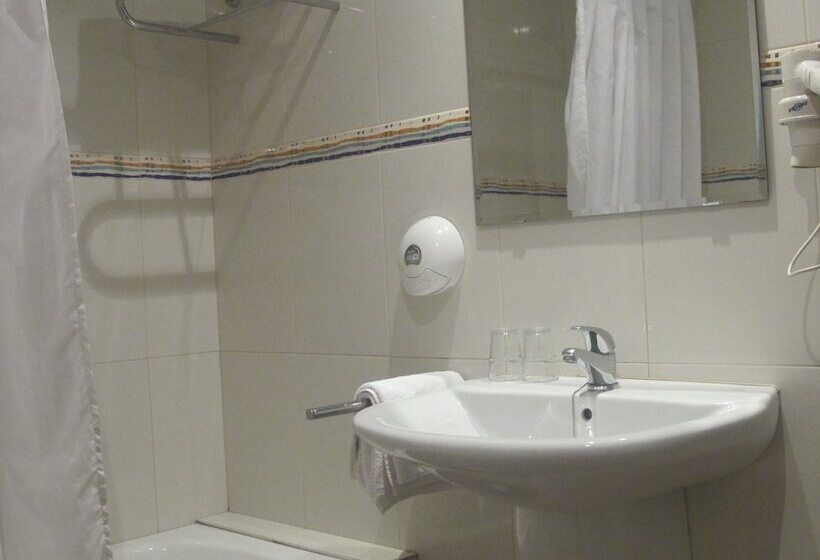 标准三人间, Europa