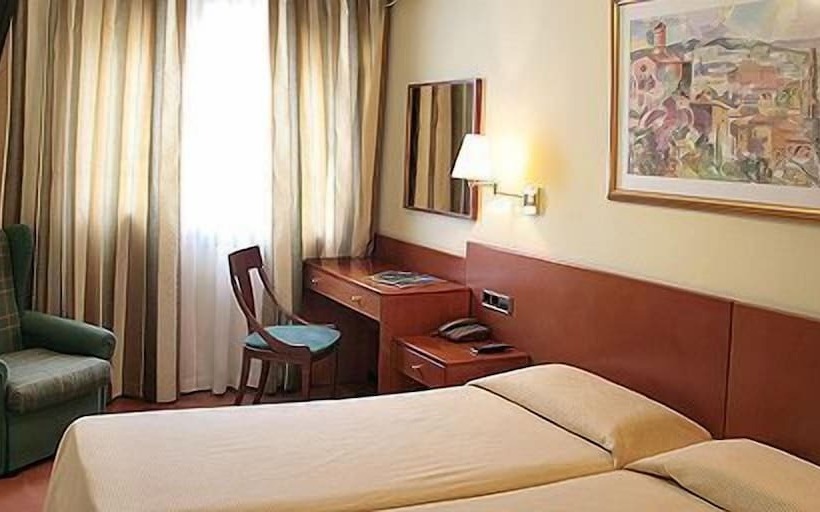 标准三人间, Europa