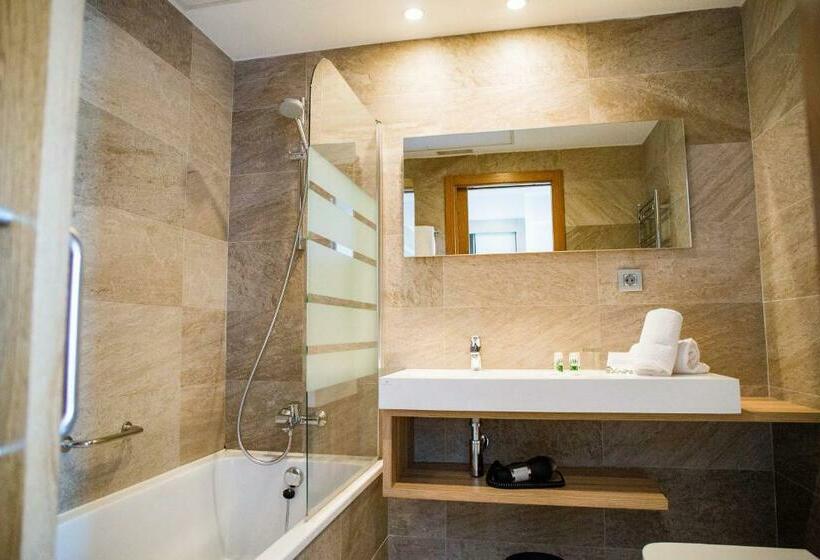 חדר סטנדרט לשלושה, Gelmirez