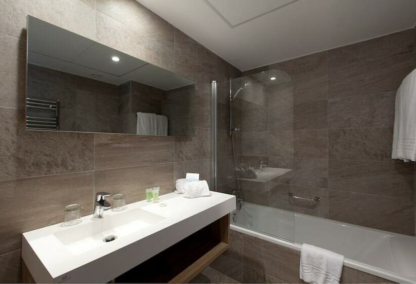 חדר סטנדרט לשלושה, Gelmirez