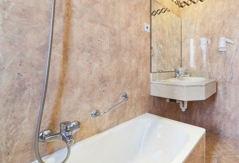 スタンダードトリプルルーム, Globales Reina Cristina