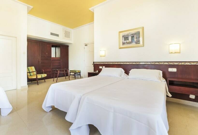 スタンダードトリプルルーム, Globales Reina Cristina