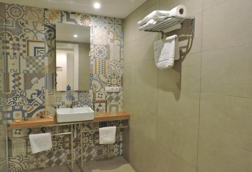 غرفة قياسية ثلاثية, Las Yucas