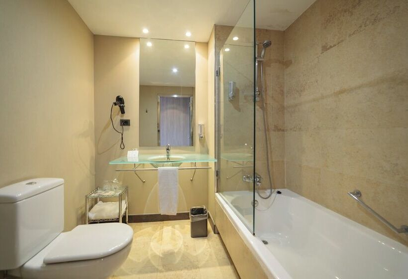 Номер Superior, Salymar