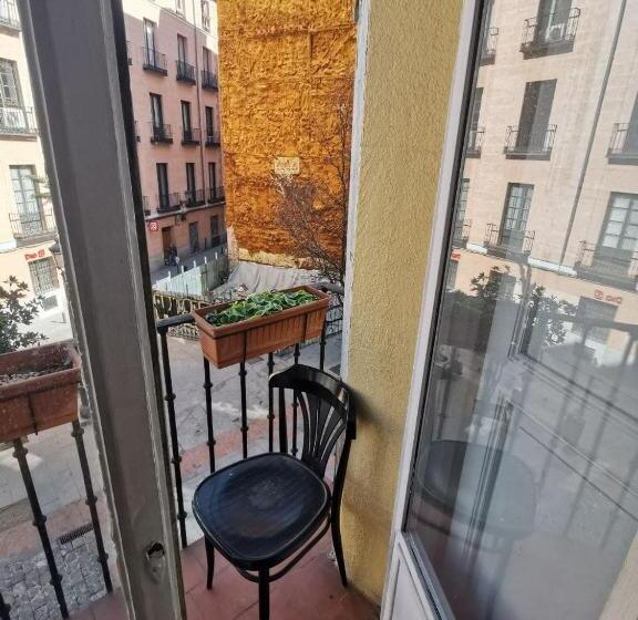 اتاق استاندارد سه تخته با بالکن, Arta