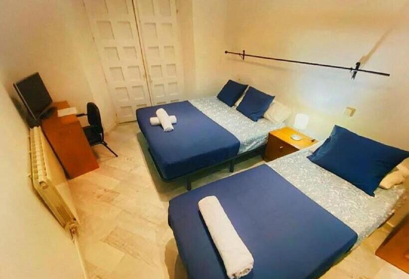 اتاق استاندارد سه تخته با بالکن, Arta