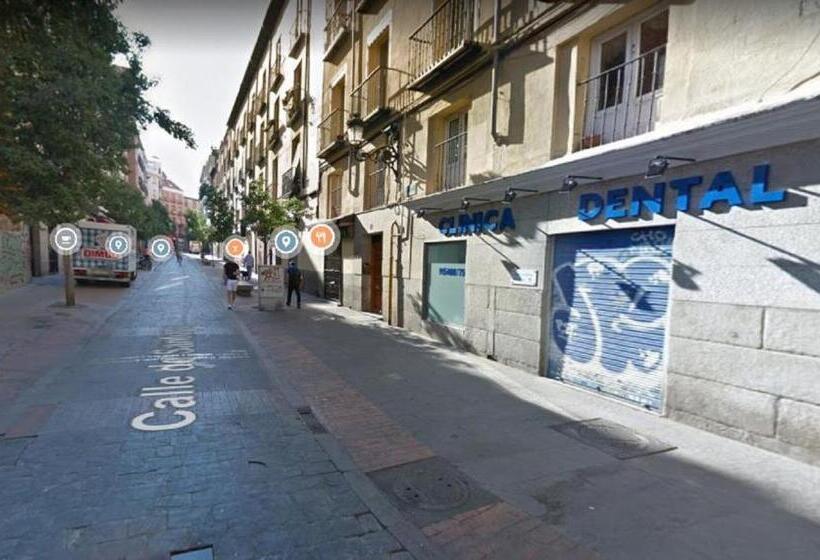 Economy Triple Room, Arta