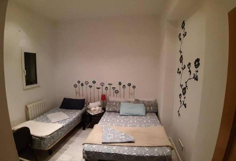 Economy Triple Room, Arta