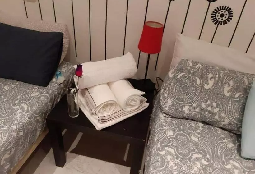 Habitación Triple Economy, Arta