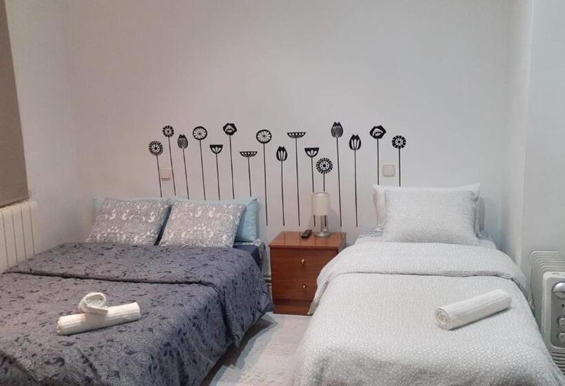 Economy Triple Room, Arta