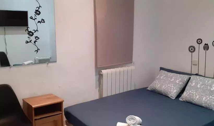 Habitación Triple Economy, Arta
