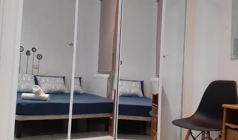 Economy Triple Room, Arta