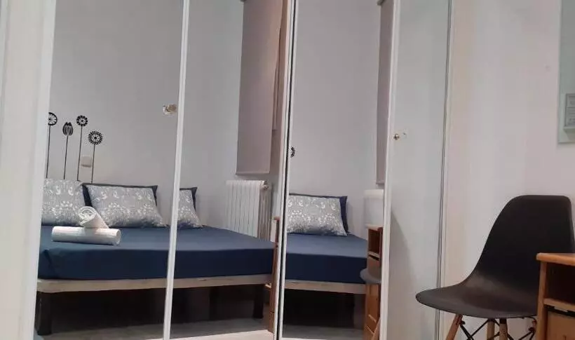 Habitación Triple Economy, Arta