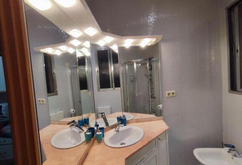 Economy Triple Room, Arta