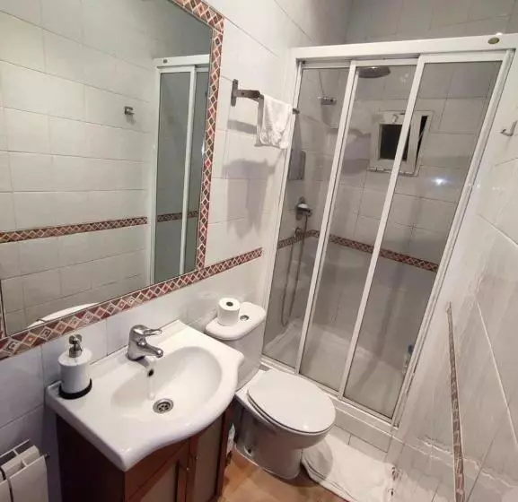 Habitación Triple Economy, Arta