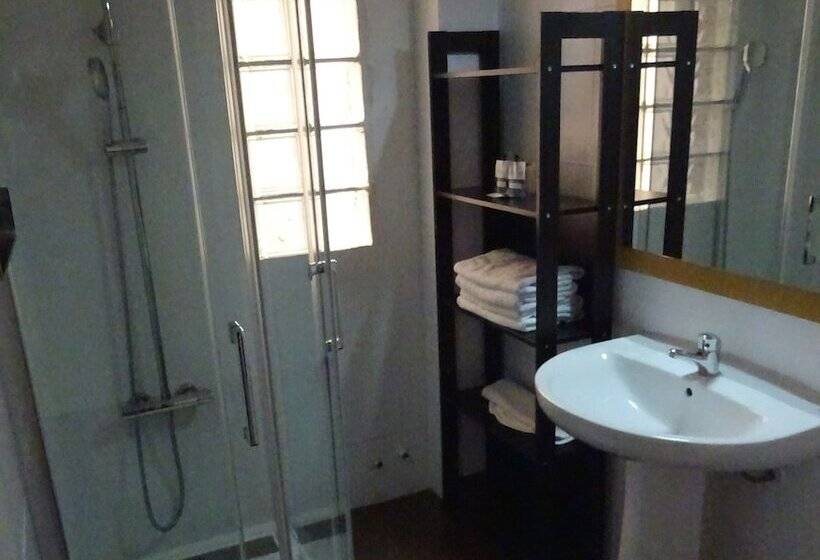 חדר סטנדרט לשלושה, Carlos Iii