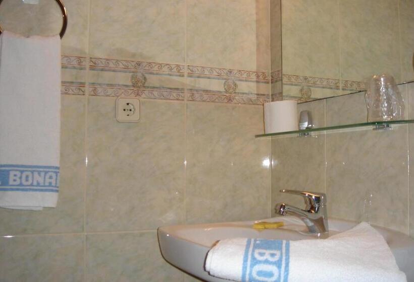 اتاق استاندارد سه نفره, La Bonaigua