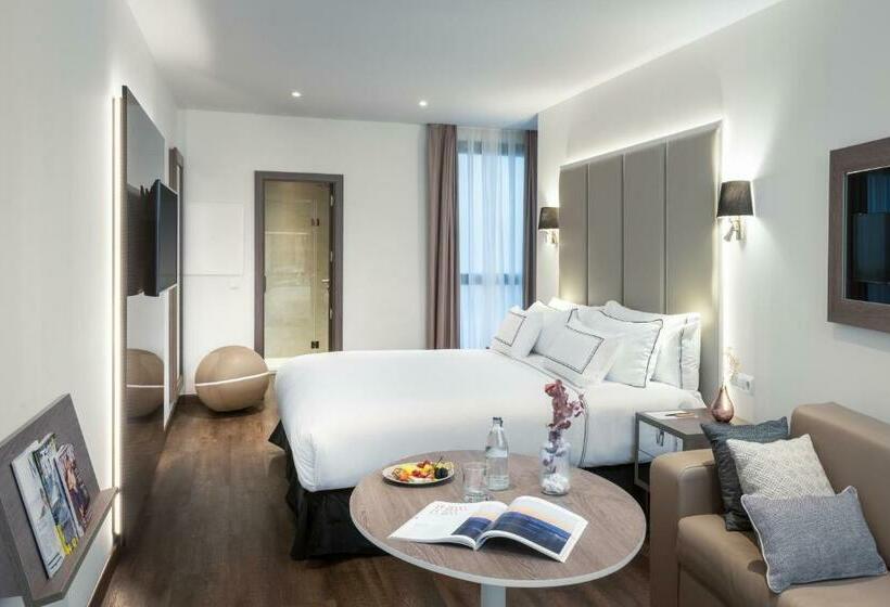 اتاق خانوادگی, Melia Madrid Serrano