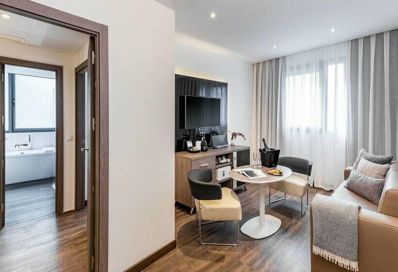 سوییت جونیور, Melia Madrid Serrano