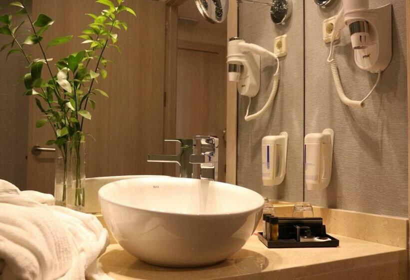 سوییت جونیور, Puerta De Toledo