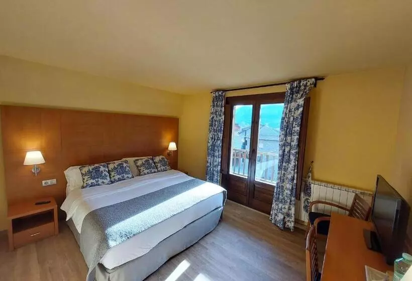 Chambre Supérieure Vue Jardin, Saurat