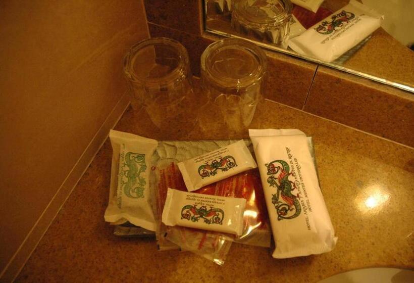 غرفة قياسية ثلاثية, Arabia