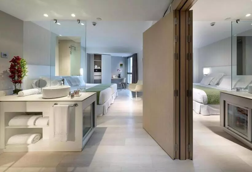 آپارتمان یک خوابه با دری مشترک که هال را جدا می کند., Barcelo Bilbao Nervion