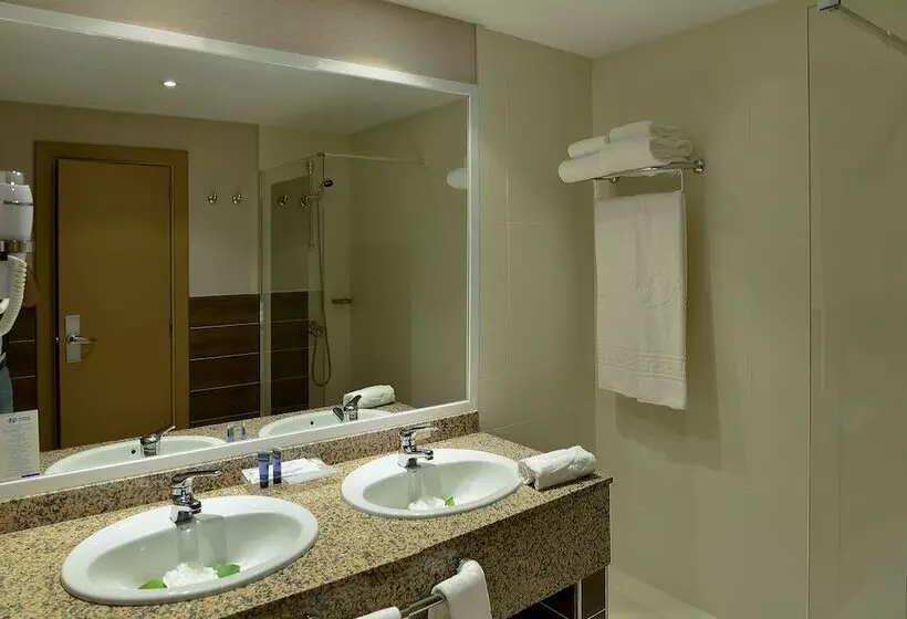 اتاق استاندارد سه نفره, Beatriz Toledo Auditorium & Spa