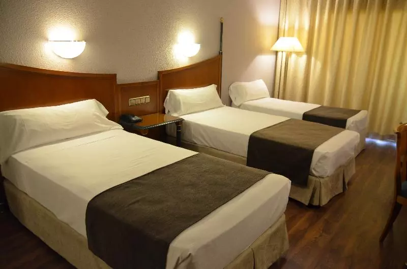 اتاق استاندارد سه نفره, Beatriz Toledo Auditorium & Spa