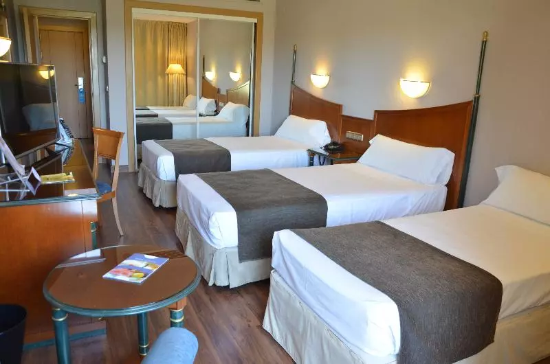 اتاق استاندارد سه نفره, Beatriz Toledo Auditorium & Spa