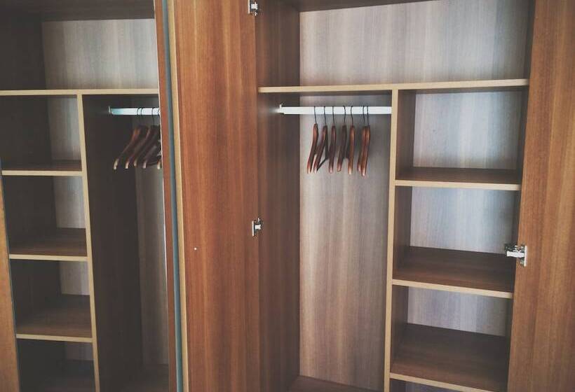 标准三人间, Carbonell