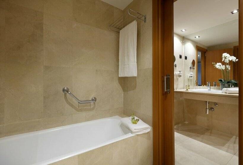 Habitación Triple Estándar, Exe Rey Don Jaime