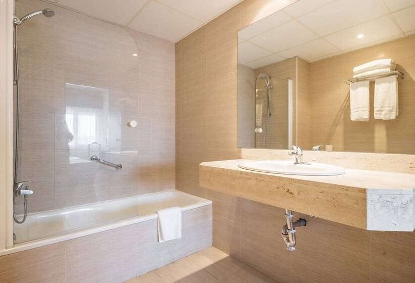 Номер Стандарт Трехместный, Ilunion Romareda