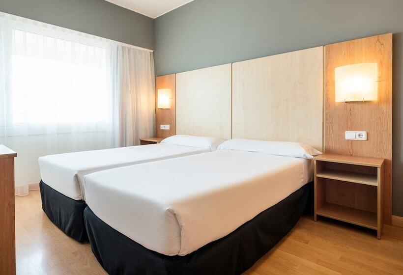 Четырехместный Номер Стандарт, Ilunion Romareda