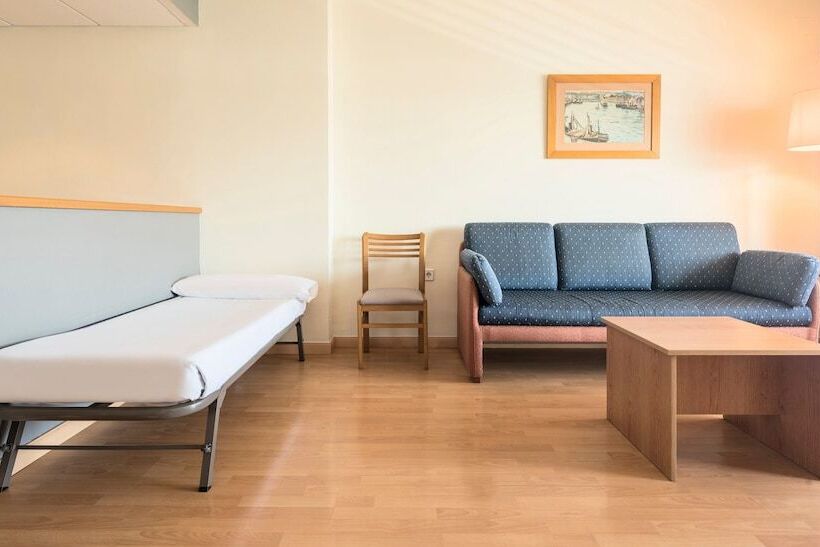 Четырехместный Номер Стандарт, Ilunion Romareda