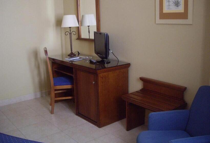 اتاق استاندارد, Manolo Mayo