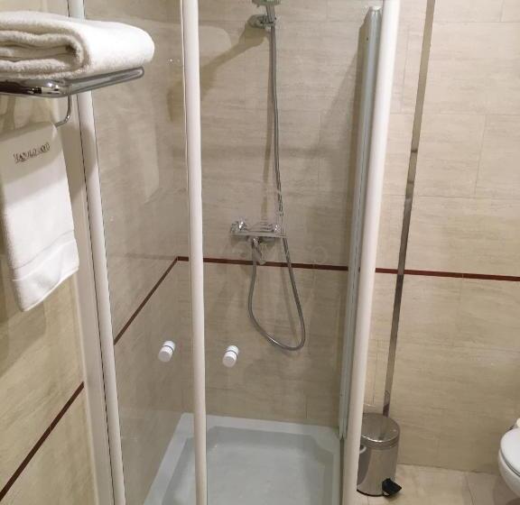 اتاق استاندارد یک نفره, Manolo Mayo