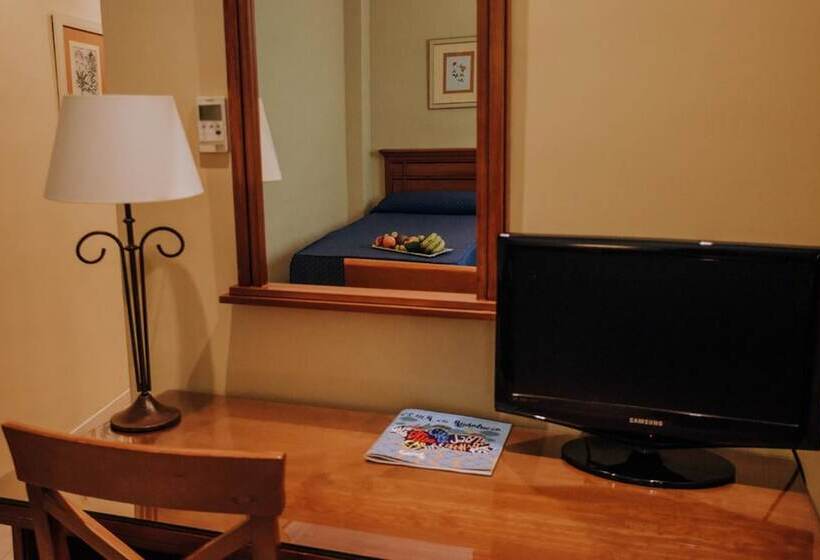 اتاق استاندارد یک نفره, Manolo Mayo