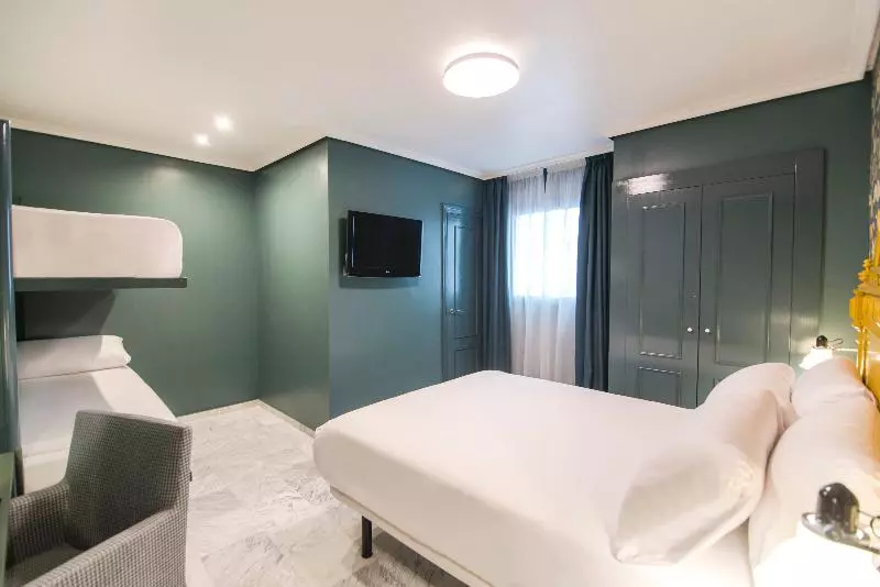 اتاق استاندارد چهار تخته, Petit Palace Puerta De Triana