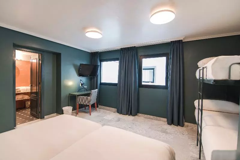اتاق استاندارد چهار تخته, Petit Palace Puerta De Triana