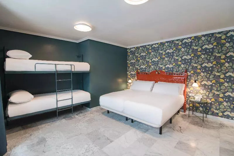 اتاق استاندارد چهار تخته, Petit Palace Puerta De Triana