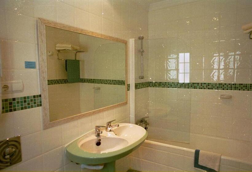 Четырехместный Номер Стандарт с Балконом, Ronda Hotel Polo