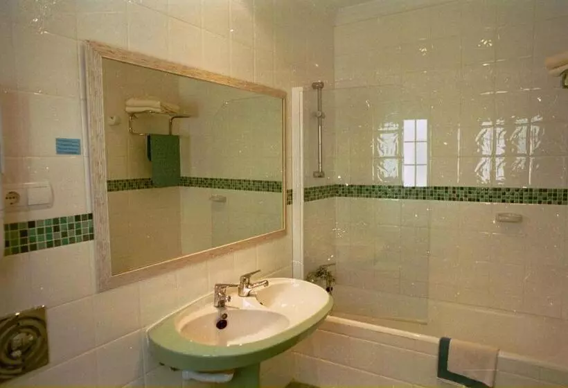 اتاق استاندارد چهارنفره با بالکن, Ronda Hotel Polo