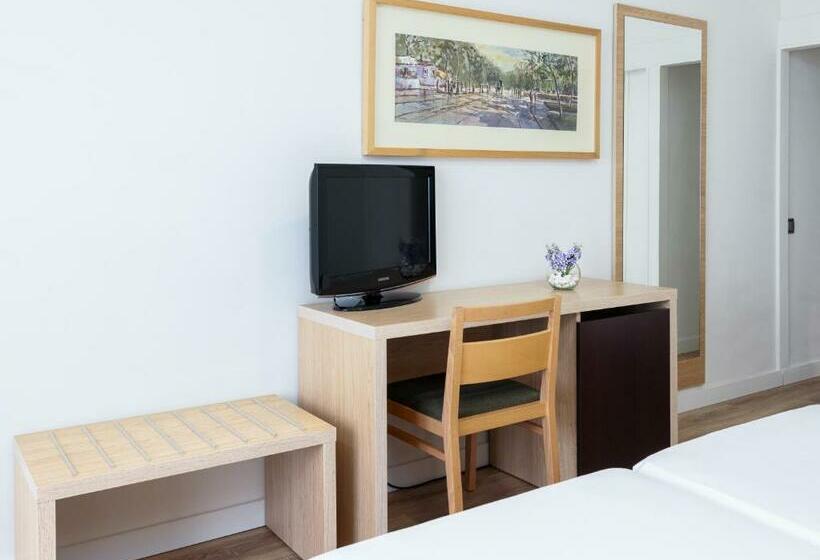 اتاق استاندارد سه نفره, Virgen De Los Reyes