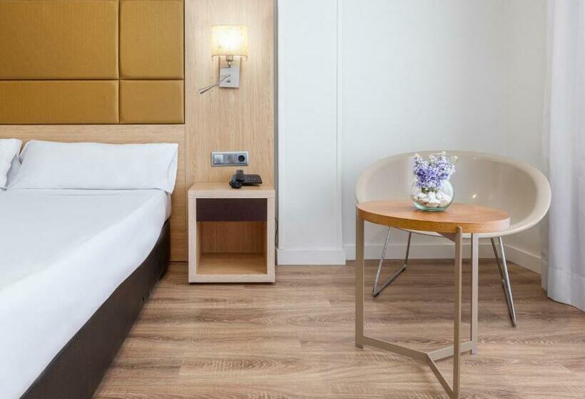 اتاق استاندارد سه نفره, Virgen De Los Reyes