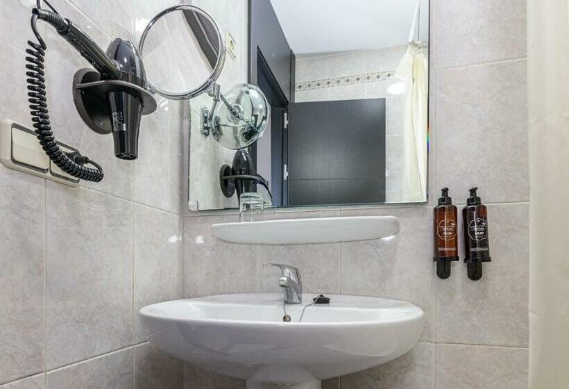 اتاق استاندارد یک نفره, Virgen De Los Reyes